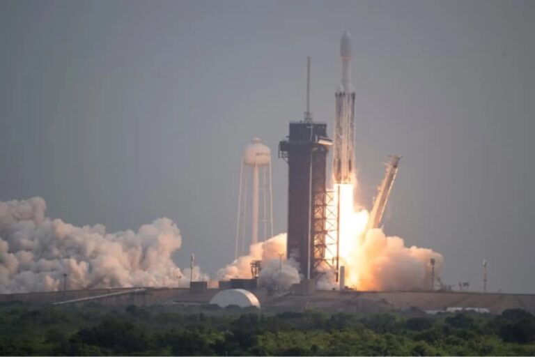 Старт ракеты-носителя Falcon Heavy с зондом «Психея»  / © NASA