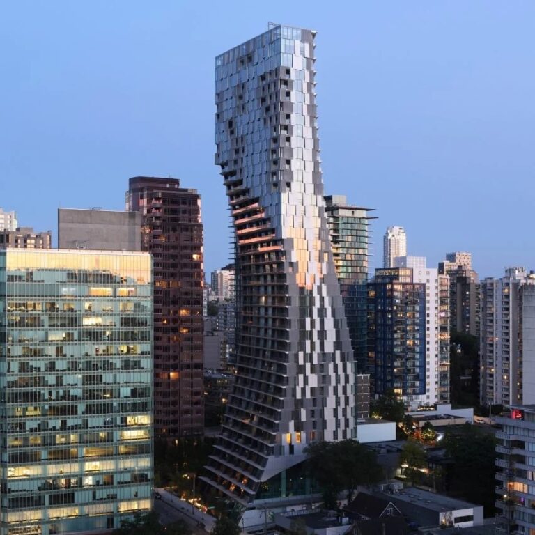 

Студия под руководством японского архитектора Кенго Кума спроектировала расположенную в Ванкувере (Канада) 43-этажную башню Альберни  / © Dezeen