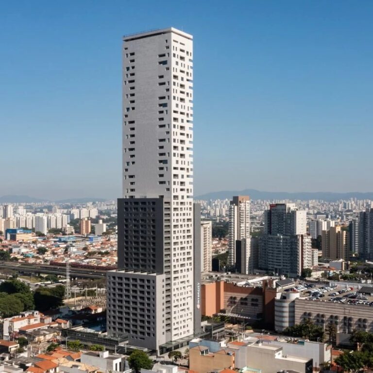 В Сан-Паулу теперь находится многофункциональный небоскреб Platina 220 высотой 172 метра, который стал самым высоким зданием города / © Dezeen