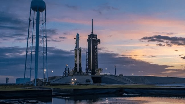 Ракета SpaceX Falcon Heavy с X-37B на стартовой площадке / © SpaceX