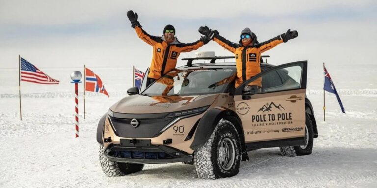 Крис Рэмси, его жена и электромобиль Nissan Ariya на Южном полюсе / © poletopoleev