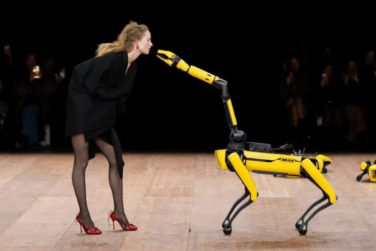Робот-пес компании Boston Dynamics на показе бренда Coperni на Неделе моды в Париже / © Francois Durand / Getty Images