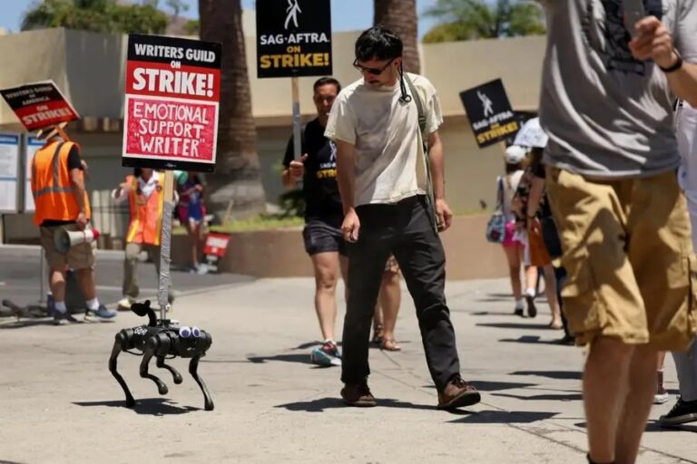 Собака-робот по кличке Гато присоединилась к бастующим актерам и сценаристам во время демонстрации возле студии Paramount Studios в Лос-Анджелесе. Участники акции опасались, что студии попытаются заменить их ИИ / © Mario Anzuoni / Reuters