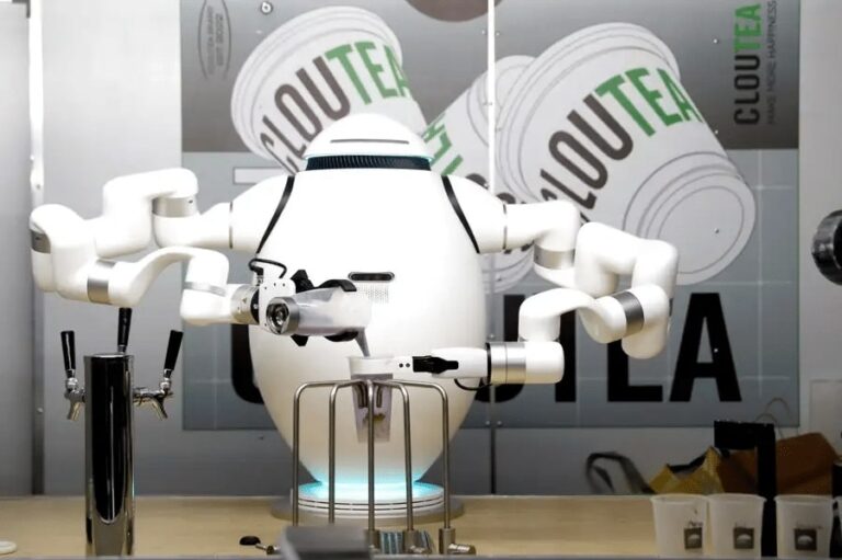 Робот-бариста Адам из первой в Нью-Йорке роботизированной кофейни / © Steve Marcus / Reuters