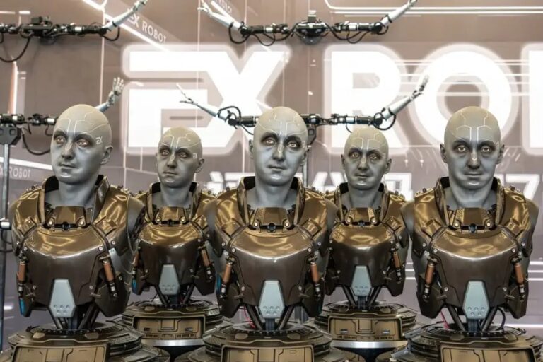 Роботы-гуманоиды китайской компании EX Robots демонстрируют свой эмоциональный потенциал на Всемирной конференции роботов — 2023 в Пекине / © Song Yu / VCG via Getty Images
