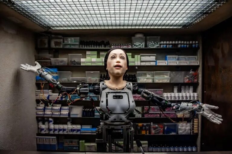 Робот-гуманоид по имени Эми — произведение искусства голландского художника Дриса Верховена. Эми работает в аптеке / © NurPhoto SRL / Alamy Stock Photo