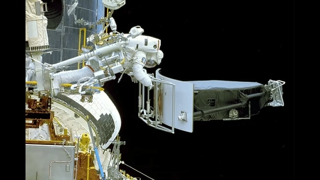 Астронавты заменяют камеру WFPC ее преемницей WFPC2 / © NASA