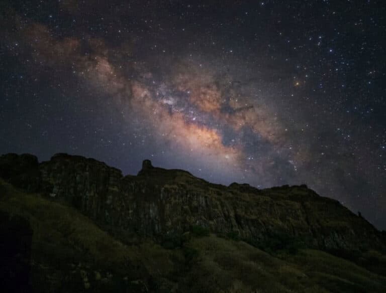 Победитель в категории «Лучший мобильный астрофотограф». Галактика Млечный Путь и форт Райгад / © Aditya Kinjawadekar
