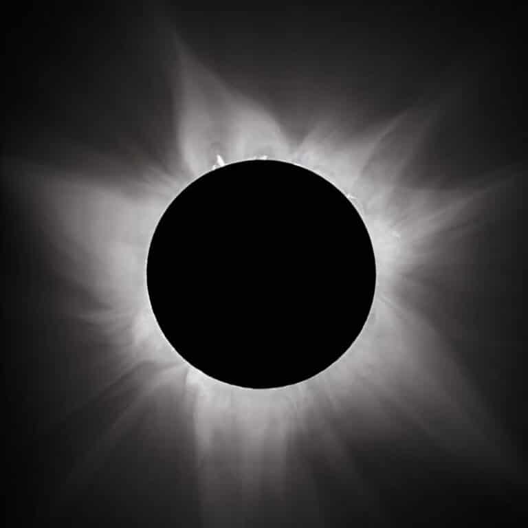 Второе место в категории «Солнечная система». Солнечное затмение / © Nihal S Amin
