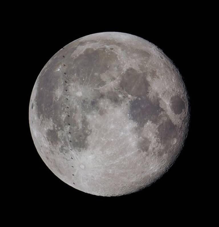 Высокая оценка в категории «Солнечная система». Международная космическая станция на фоне Луны / © Shivam Bansal