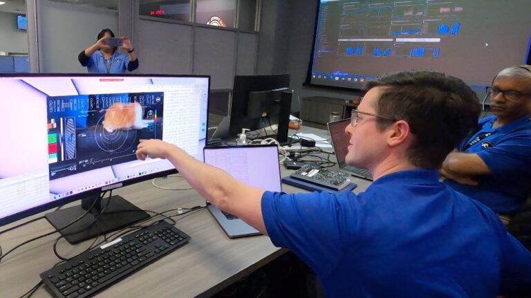 Инженеры Лаборатории реактивного движения NASA смотрят видеоролик, который передал зонд Psyche /  © NASA / JPL-Caltech