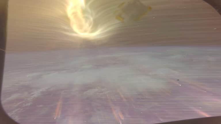 Кадр сделанный с борта капсулы «Орион» во время ее возвращения в атмосферу Земли / © NASA