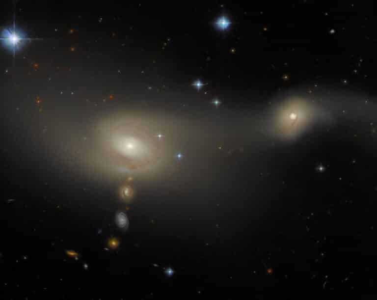 Arp-Madore 2105-332 / © ESA / Hubble & NASA, J. Dalcanton