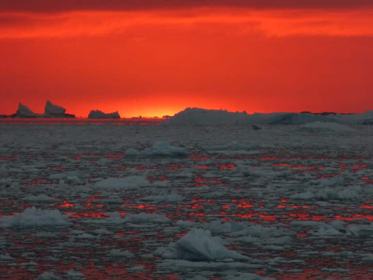 Второе место в категории «Экология» — закат в Антарктиде / © Michael Meredith