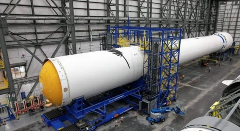 Инженеры впервые соединили две ступени новейшей ракеты New Glenn  / © Blue Origin