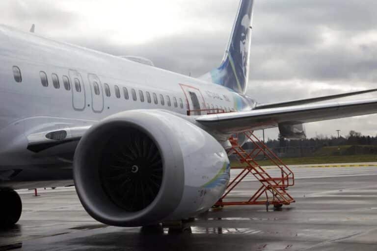 Boeing 737 MAX,у которого 5 января 2024 года на взлете вырвало панель аварийной двери / © VY. Covers