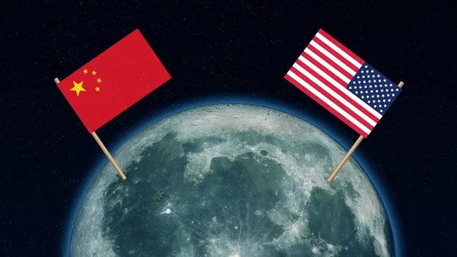 Китайские и американские флаги на Луне / © Getty Images