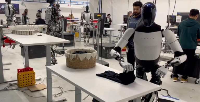 Робот-гуманоид Optimus складывает рубашку / © Elon Musk
