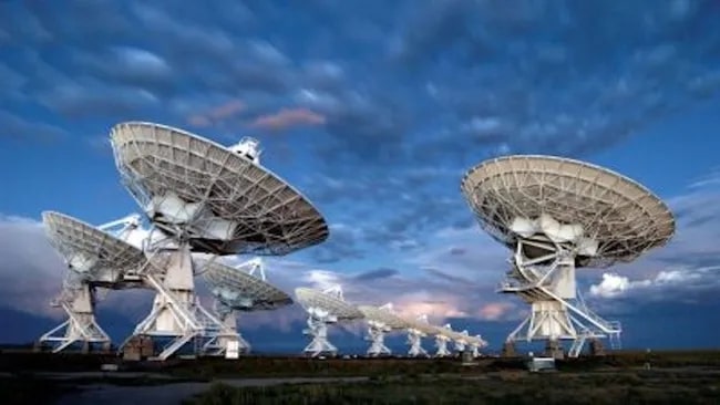 Радиотелескопы Очень большого массива им. Карла Янского (VLA) в Нью-Мексико / © NRAO / AUI / NSF