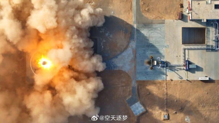 Первая ступень метановой ракеты ZhuQue-3 выполняет прыжковое испытание / © Weibo