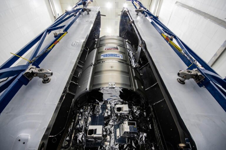 Корабль Cygnus интегрирован под обтекатель ракеты Falcon 9 / © NASA