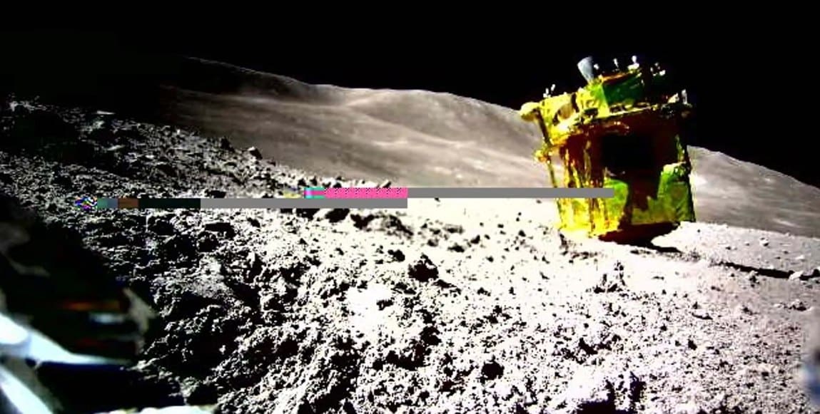 Японский лунный аппарат SLIM неожиданно вышел на связь из перевернутого положения