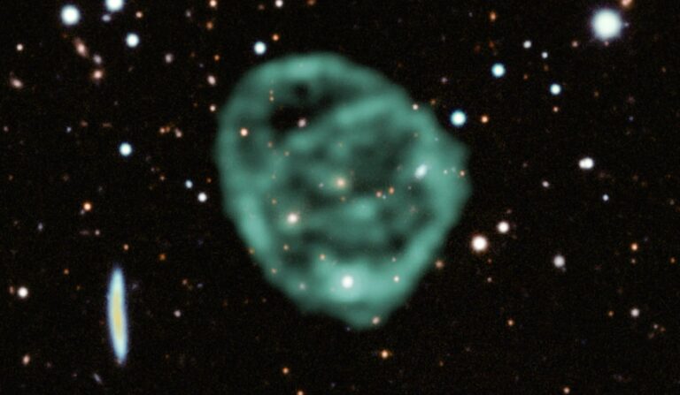 Астрономы объяснили, как образуются гигантские «странные радиокруги»