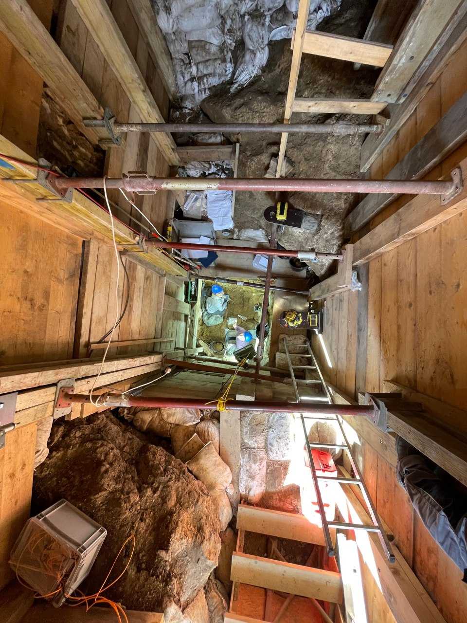 раскопки ученых. раскопки в пещере. раскопки ученых. палеонтологические раскопки в россии. раскопки ученых.