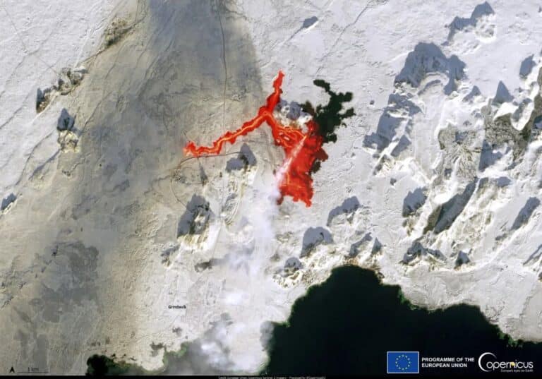 Огненные реки от вулкана Фаградальсфьядль / © ESA