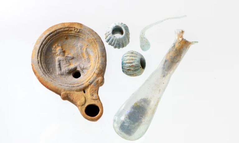 Артефакты с римского кладбища: бусы, стеклянный флакон и керамическая лампа / © Mola