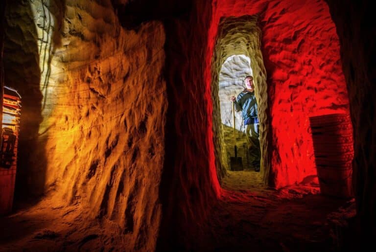 Участник сообщества Hobby tunneling Эрик Саттерлин демонстрирует часть самодельного подземного лабиринта в Висконсине / © Micah McMullin