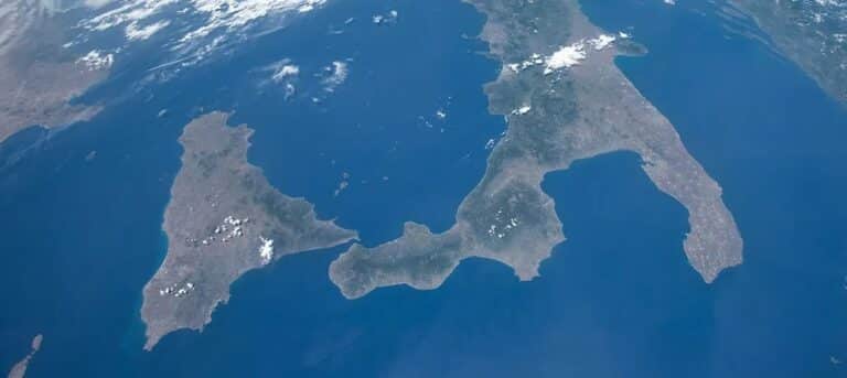 Остров Сицилия и «носок» итальянского «сапога» из космоса / © NASA