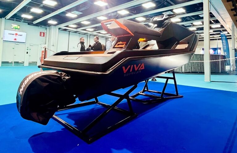 Электрический гидроцикл PWC / © Viva Electric Jets