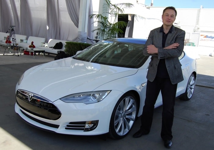Илон Маск и электромобиль Tesla / © Tesla