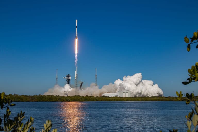 Ракета-носитель Falcon 9 запускает в космос индонезийский телекоммуникационный спутник связи Merah Putih 2 / © SpaceX