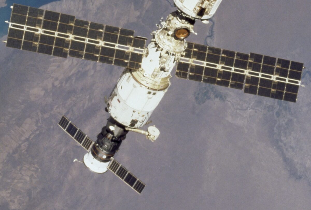 Модуль «Звезда» с пристыкованным кораблем «Прогресс» / © NASA