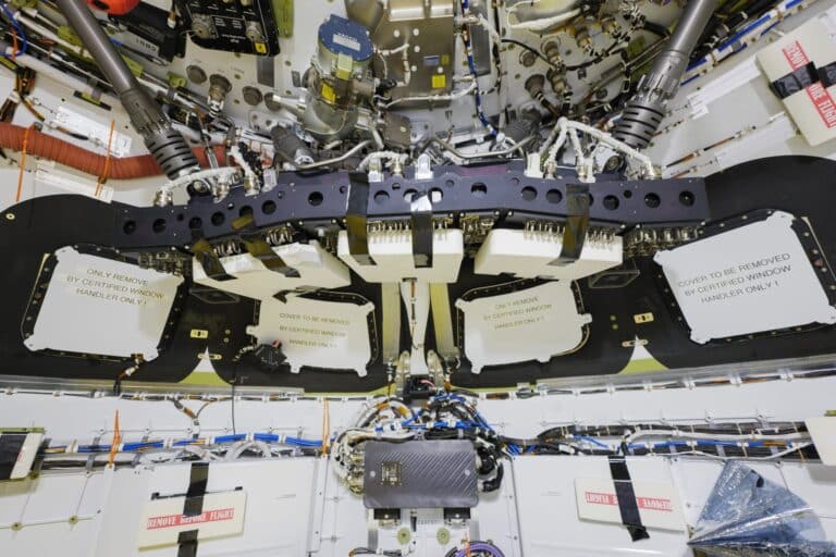 Иллюминаторы в кабине капсулы  / © NASA