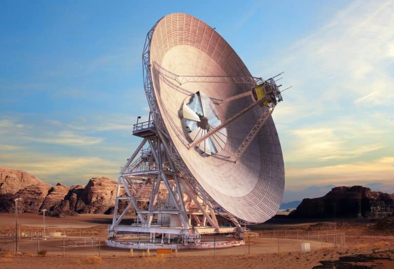 Концепт Deep Space Station-23 — новой антенны в комплексе Deep Space Network в Голдстоуне (штат Калифорния). Она будет обеспечивать связь с миссиями NASA в дальнем космосе с помощью радиоволн и лазеров / © NASA/JPL-Caltech
