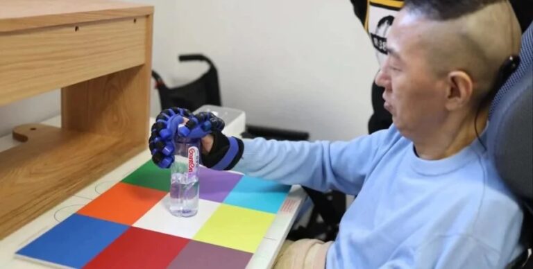 Имплантат NEO позволил пациенту с квадриплегией выполнять движения руками с помощью носимого протеза / © Handout / Tsinghua University