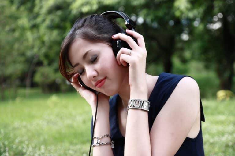 Девушка слушает аудиозапись в наушниках