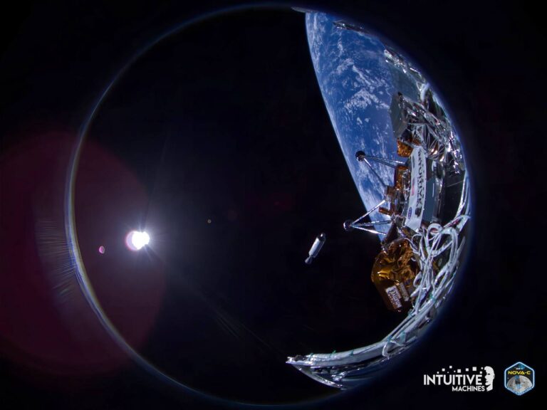 Первые изображения, которые сделал в космосе аппарат Nova-C / © Intuitive Machines