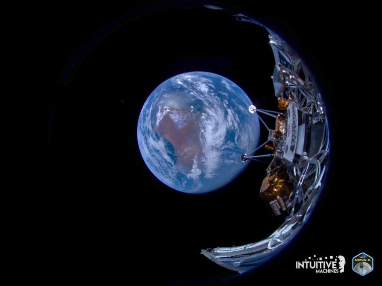 Первые изображения, которые сделал в космосе аппарат Nova-C / © Intuitive Machines
