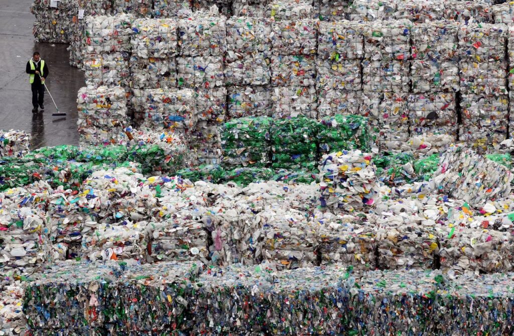 Склад пластиковых бутылок на заводе по переработке отходов в Дагенхэме, Лондон / © Дэн Китвуд, Getty Images
