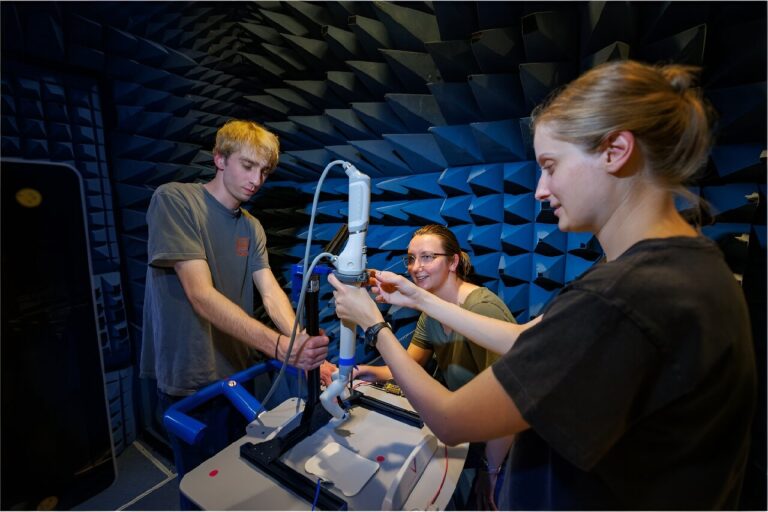 Студенты Университета Небраски работают над небольшим хирургическим роботом под названием spaceMIRA перед его испытанием на МКС / © University of Nebraska