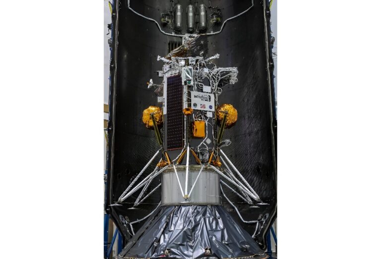 Лунный посадочный модуль Nova-C, заключенный в обтекатель ракеты SpaceX Falcon 9 / © NASA
