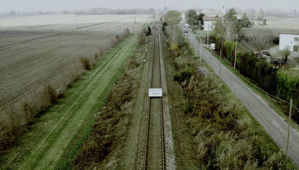 Прототип беспилотного поезда на магнитной подушке, движется по стандартной железнодорожной ветке / ©  IronLev 