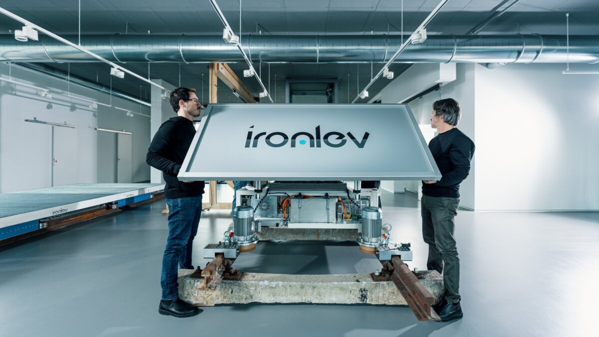 Прототип беспилотного поезда на магнитной подушке / ©  IronLev 