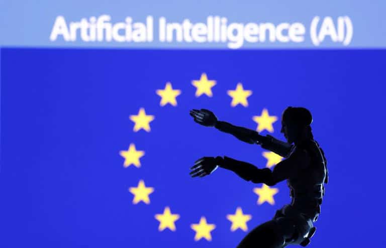 Миниатюра робота на фоне флага ЕС © Thomson / Reuters