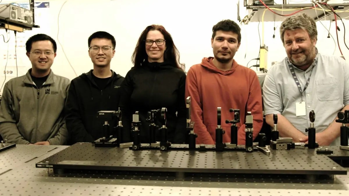 Команда инженеров Национального научно-исследовательского института Университета Квебека со своей разработкой / © INRS