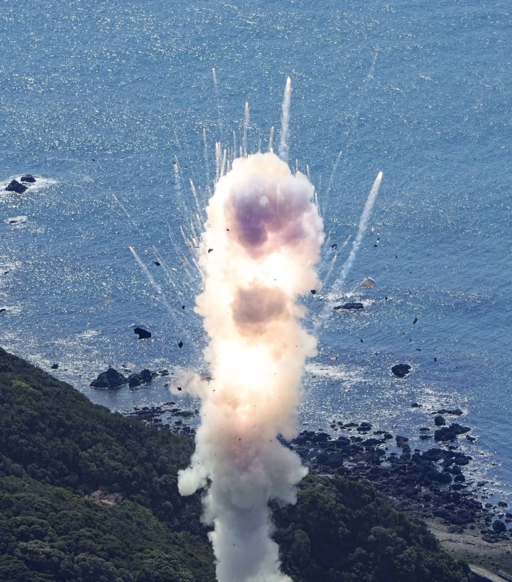 Ракета Space One взорвалась в воздухе вскоре после запуска / © Kyodo